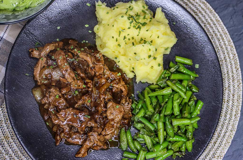 Lecker Rezept: Rindfleisch mit Bratensaft und Zwiebeln