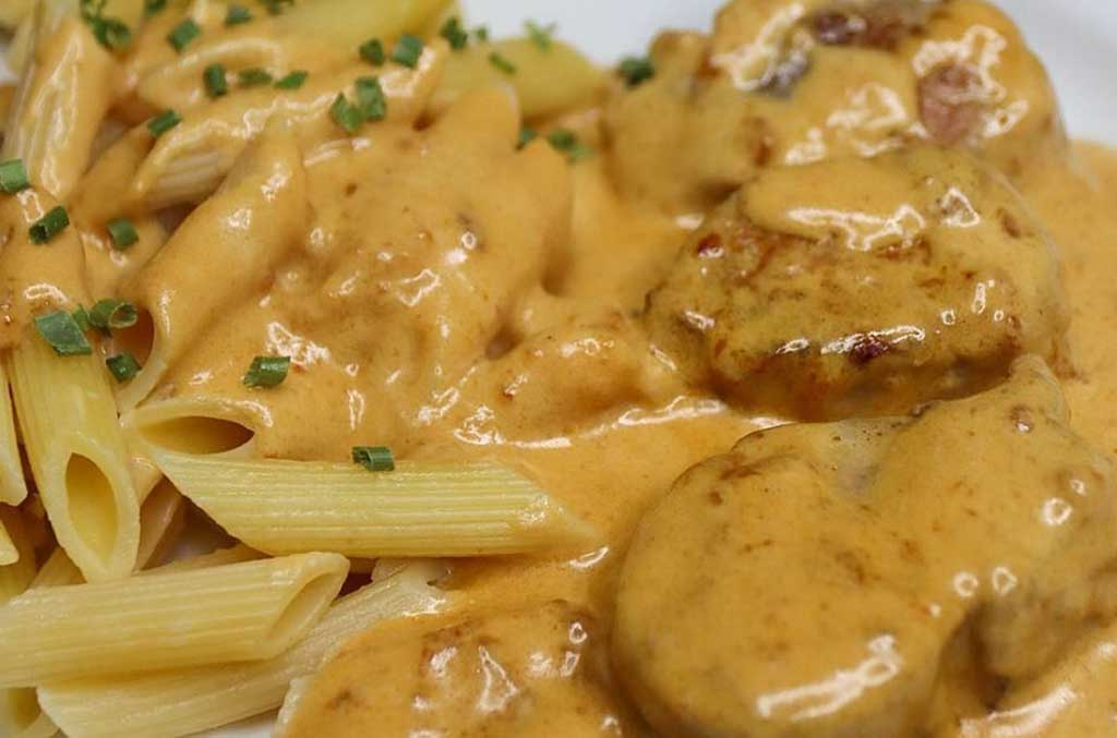 Rezept: Leckere Schweinelende mit Penne in Rahmsauce