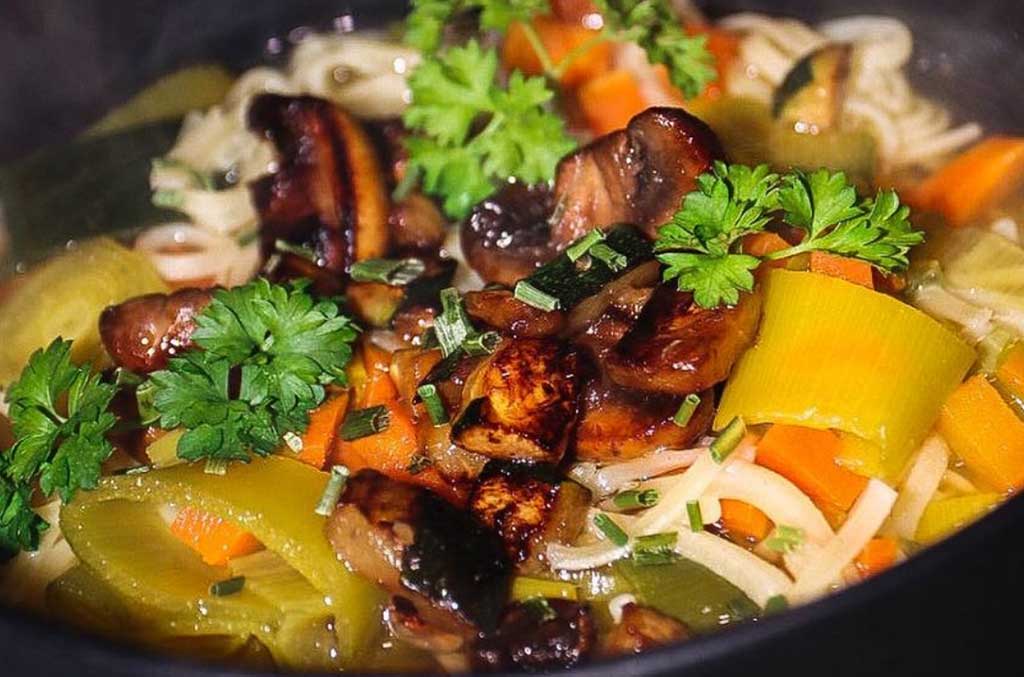 Recipe: Quick noodle soup with zucchini and mushrooms