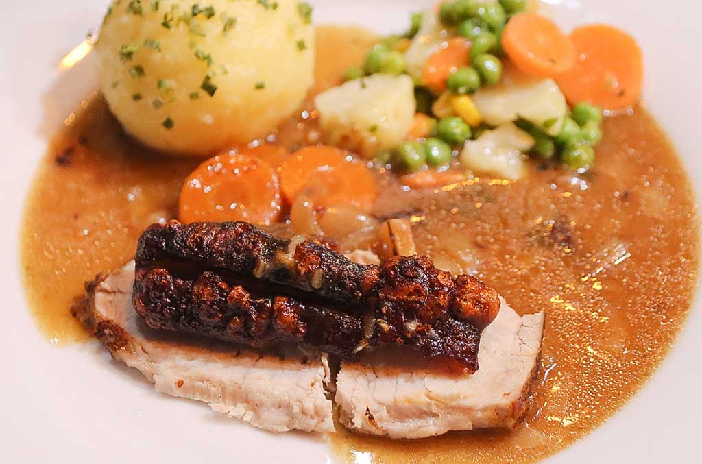 Rezept: Bayrischer Krustenbraten vom Schwein mit heller Biersoße und nur drei Gewürzen