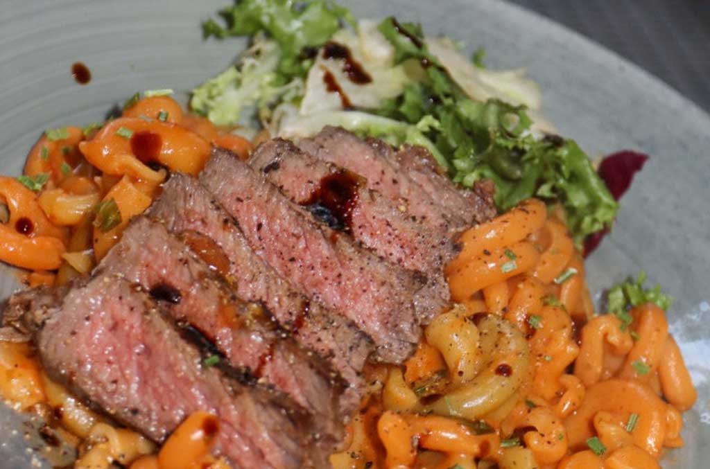 Rezept: Steak mit Paprika-Sahne Pasta