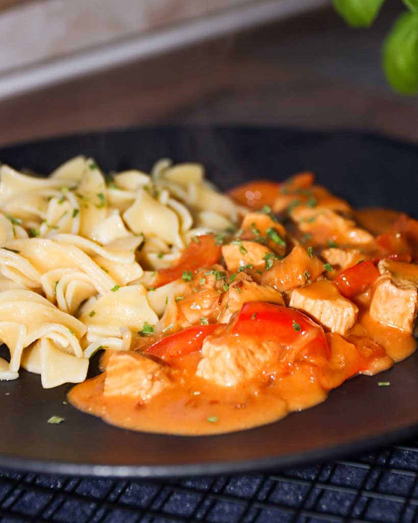 Rezept-online-Rezeptliebe-von-Melissa-Puten-Geschnetzteltes-mit-Paprikasauce-Paprika-Rahmsauce-Sahnesauce-Bandnudeln-Pasta