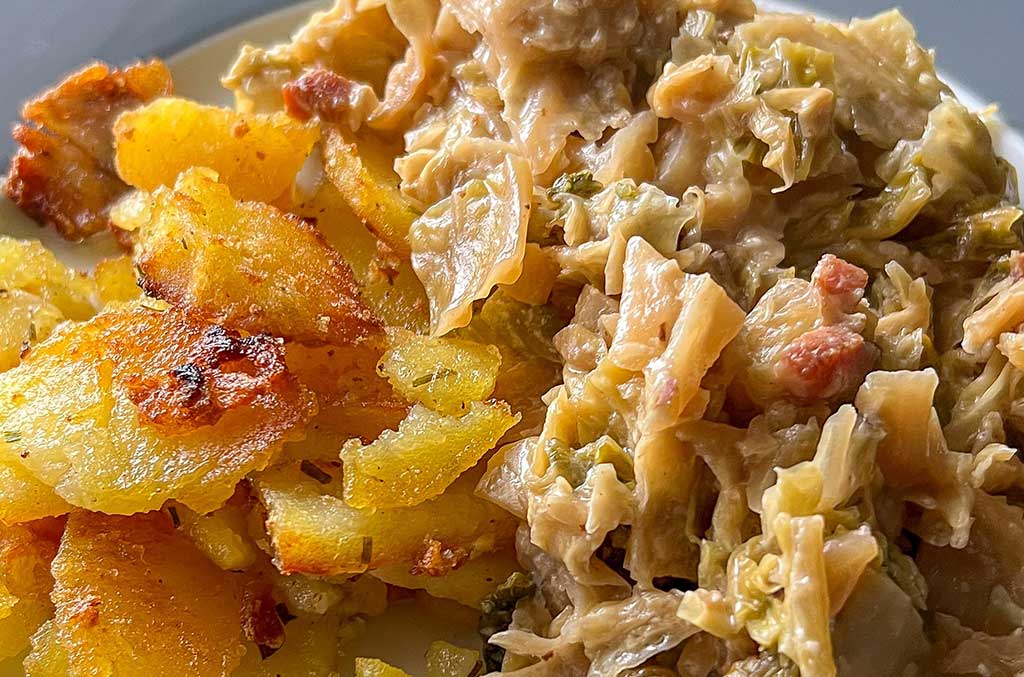 Rezept: Selbstgemachter Rahm-Wirsing mit Speck