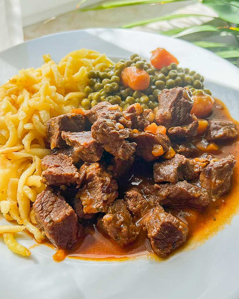 Online-gratis-Rezept-Rindergulasch-mit-Bandnudeln-Rezeptliebe-Variante-Spaetzle