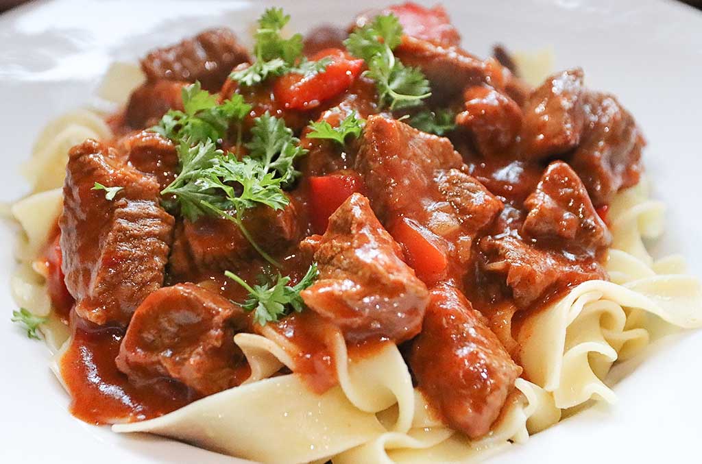 Rezept: Leckeres Rindergulasch im Schnellkochtopf oder normalen Topf!