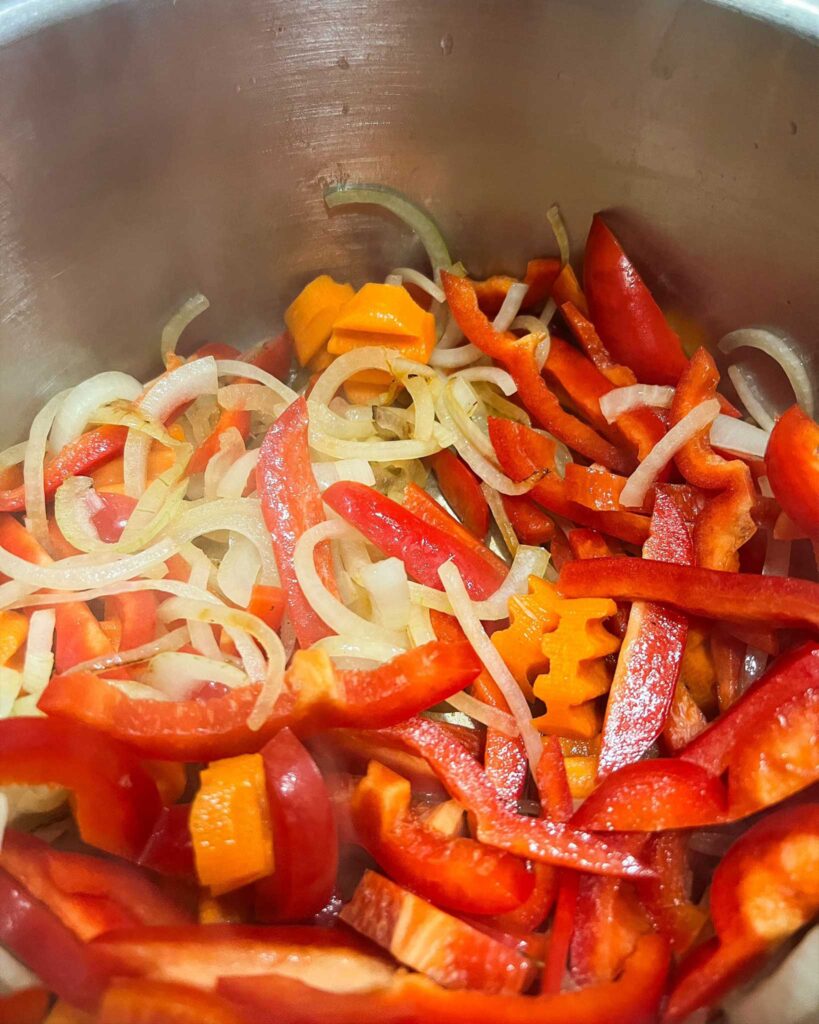 Rezeptliebe-Hackbaellchen-mit-Paprika-Sahne-Sauce-Gemuese-anbraten