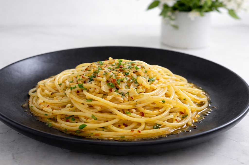Rezept: Spaghetti Aglio e Olio mit Chili & Petersilie